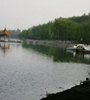 黃水河兩岸生機(jī)盎然，綠意蔥蘢，走在兩岸曲徑通幽的小路上，暗香來(lái)襲，沁人心脾，成為西寧市的一處天然氧吧。